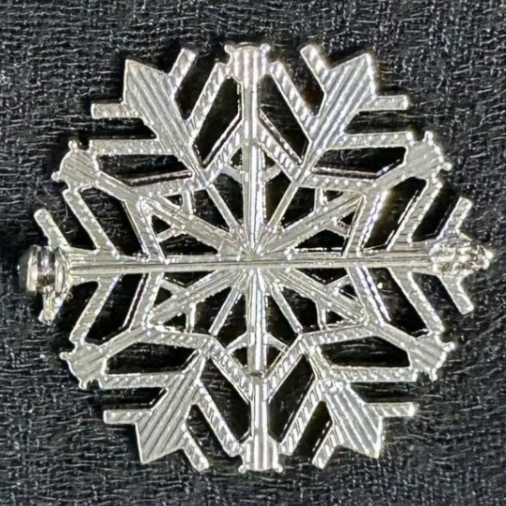 Vintage Style Rhinestone‎ Snowflake Brooch Silver Tone Winter Christmas Pin